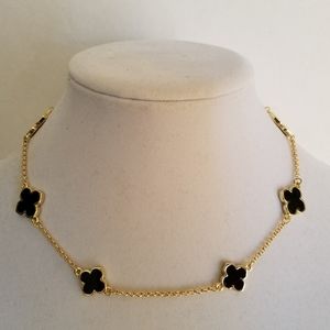 Beautiful gold nacklase, black enamel clov…
